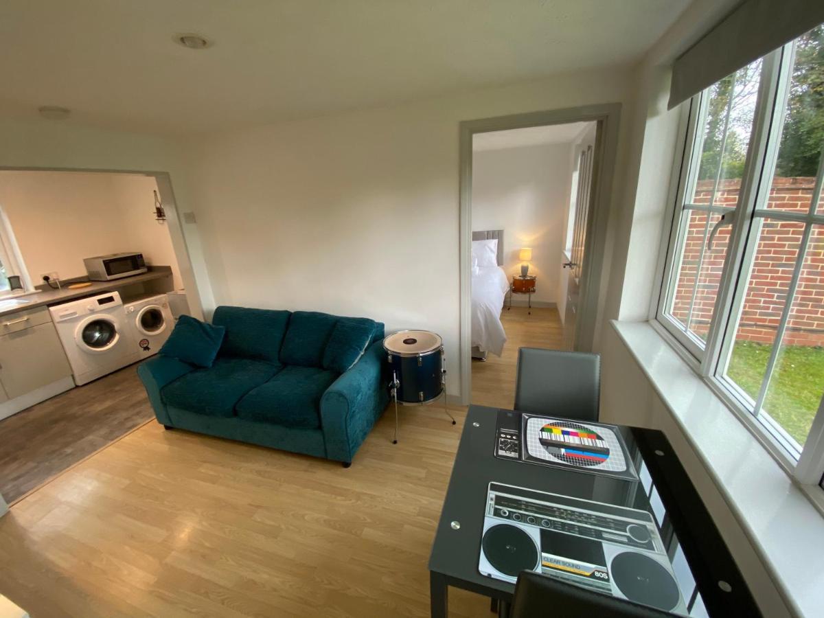 The Drum Room Holiday Apartment Near Horsham Southwater Exterior foto